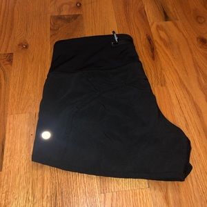 Lululemon • blk run times shorts sz 4
